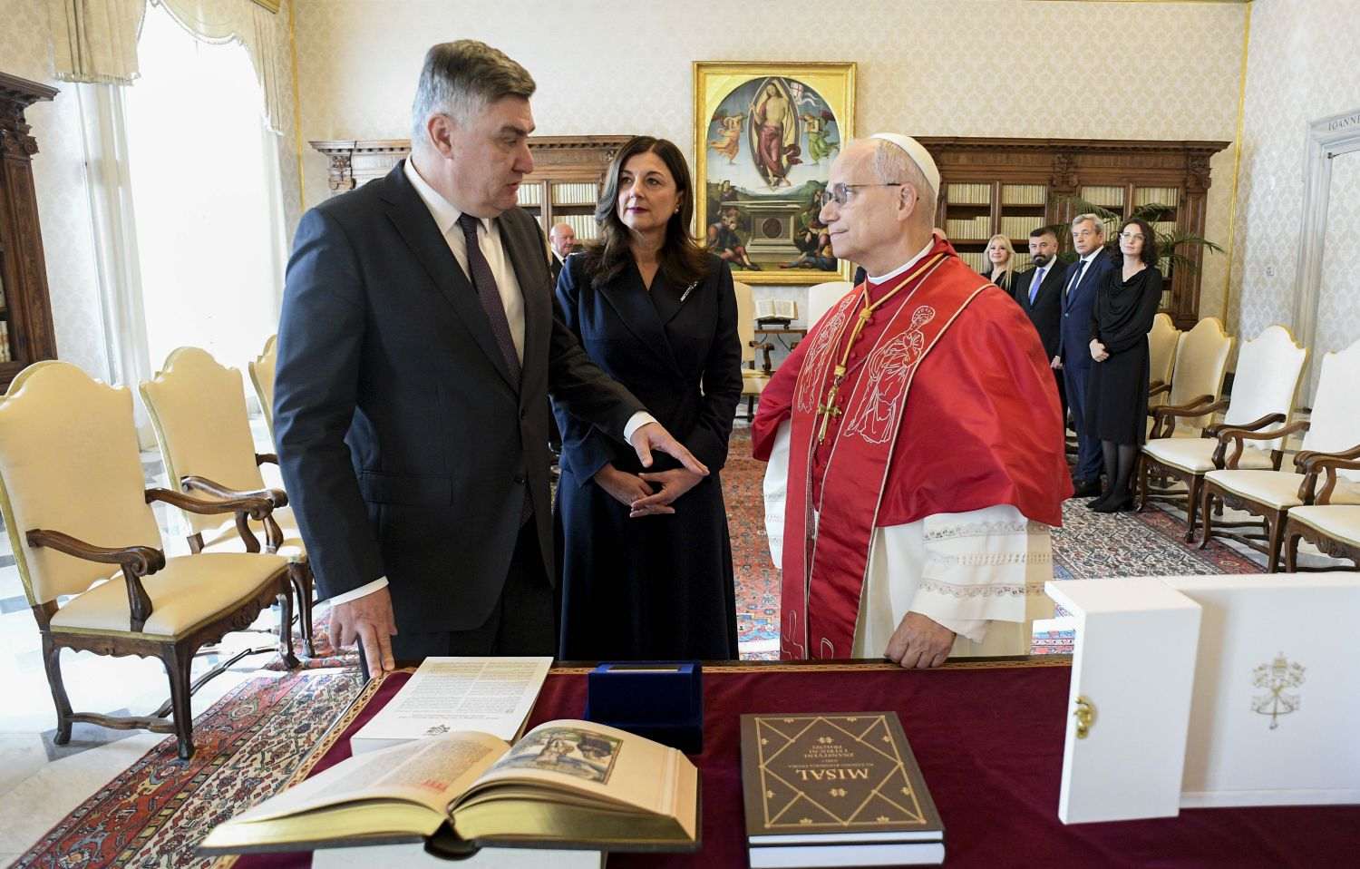 MILANOVIĆ POZVAO PAPU U HRVATSKU: Bio je to ugodan razgovor MILANOVIĆ POZVAO PAPU U HRVATSKU: Bio je to ugodan razgovor