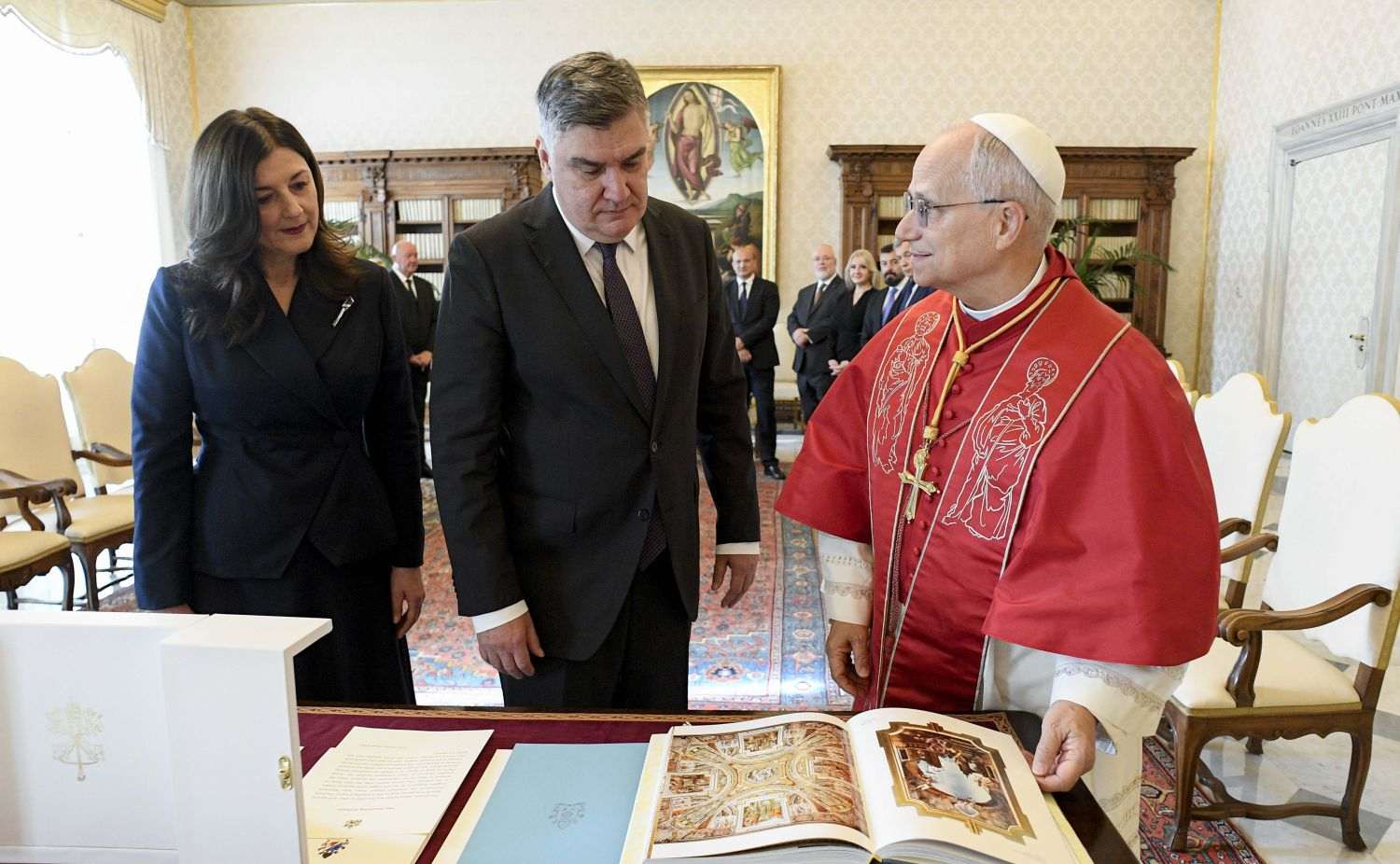 MILANOVIĆ POZVAO PAPU U HRVATSKU: Bio je to ugodan razgovor MILANOVIĆ POZVAO PAPU U HRVATSKU: Bio je to ugodan razgovor