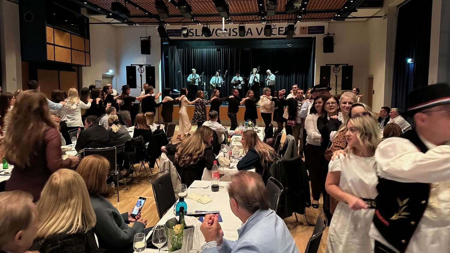 SLAVONSKE PJESME ODJEKIVALE MAJNOM: Slavonske Lole oduševile nastupom zajedno sa TS Mirakul i folklorašima HKM iz Kelkheima SLAVONSKE PJESME ODJEKIVALE MAJNOM: Slavonske Lole oduševile nastupom zajedno sa TS Mirakul i folklorašima HKM iz Kelkheima