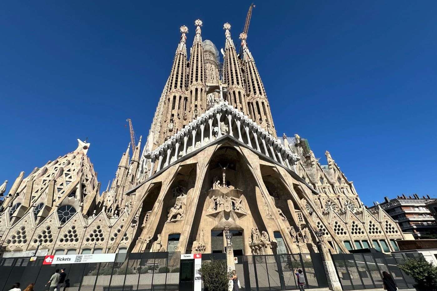 NAKON 143 GODINE GRADNJE: Bazilika „Sagrada Familia“ sa 162,91 metar postala najviša crkva na svijetu NAKON 143 GODINE GRADNJE: Bazilika „Sagrada Familia“ sa 162,91 metar postala najviša crkva na svijetu