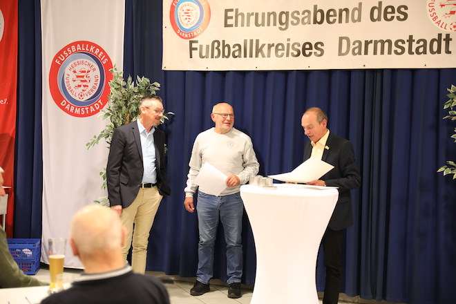 SVEČANA VEČER NOGOMETNOG OKRUGA DARMSTADT: Članovi Croatije Griesheim Drago Ribić i Zvonko Granić dobili srebrnu i brončanu značku Nogometnog okruga Darmstadt thomas Becker