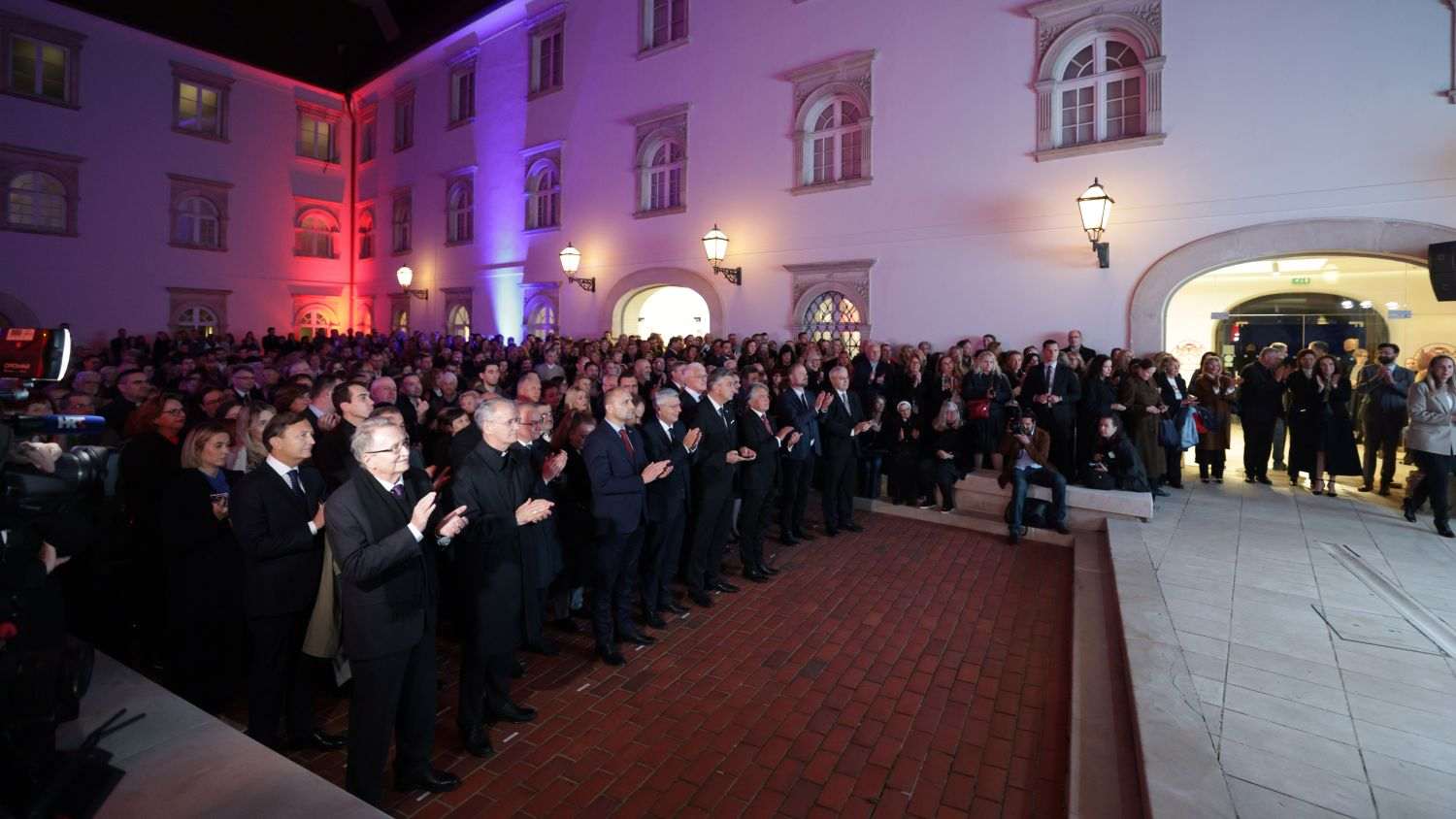 "POVIJESNI HOD HRVATSKE DRŽAVNOSTI": U Klovićevim dvorima otvorena izložba posvećena 1100. obljetnici Hrvatskoga Kraljevstva "POVIJESNI HOD HRVATSKE DRŽAVNOSTI": U Klovićevim dvorima otvorena izložba posvećena 1100. obljetnici Hrvatskoga Kraljevstva