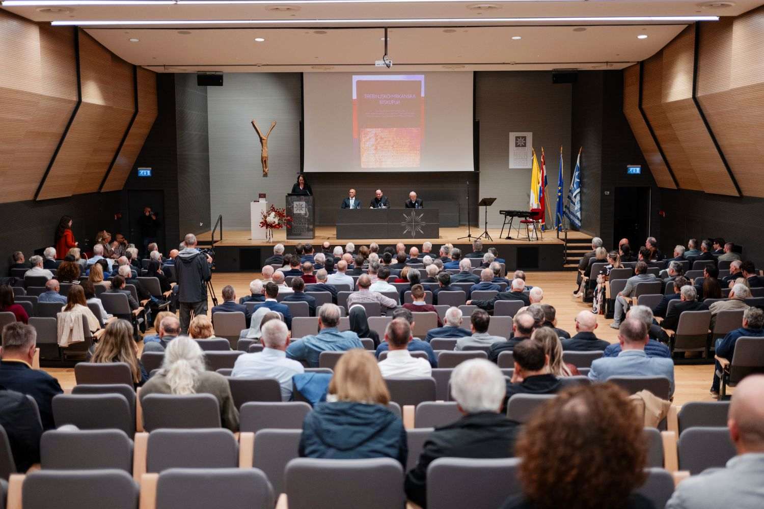 PREDSTAVLJEN ZBORNIK „TREBINJSKO-MRKANSKA BISKUPIJA“: Dubrovački biskupi su Trebinjsko-mrkanskom biskupijom upravljali sve do 1881. godine PREDSTAVLJEN ZBORNIK „TREBINJSKO-MRKANSKA BISKUPIJA“: Dubrovački biskupi su Trebinjsko-mrkanskom biskupijom upravljali sve do 1881. godine