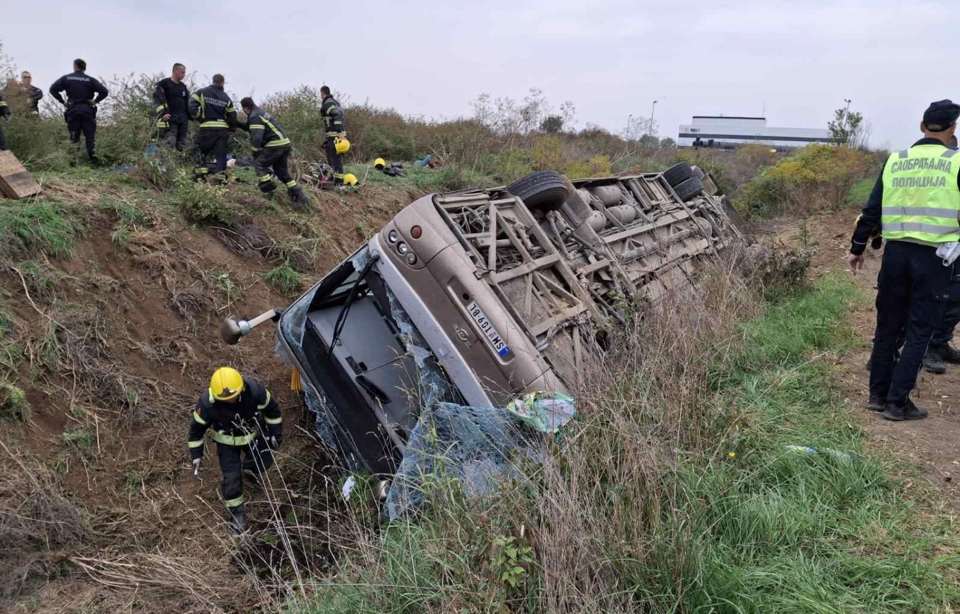 Tri osobe su poginule u petak u prevrtanju autobusa na putu između Sremske Mitrovice i sela Jarak / Foto: Hina