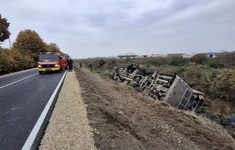 AUTOBUS SLETIO S CESTE I PREVRNUO SE NA KROV: Poginulo troje ljudi, u bolnici je 39 ozlijeđenih, vozač autobusa priveden Tri osobe su poginule u petak u prevrtanju autobusa na putu između Sremske Mitrovice i sela Jarak / Foto: Hina