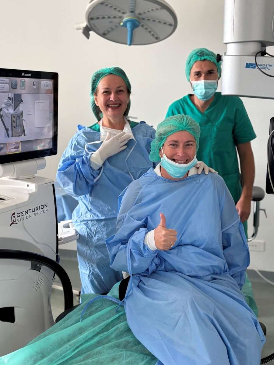 LASERSKI ILI UGRADNJOM LEĆE - UKLONITE GREŠKE VIDA U POLIKLINICI BILIĆ VISION U ZAGREBU Prof.dr.sc. Iva Dekaris, dr.med spec oftalmolog ,tehničar Predrag sa zadovoljnom pacijenticom nakon operacije sive mrene