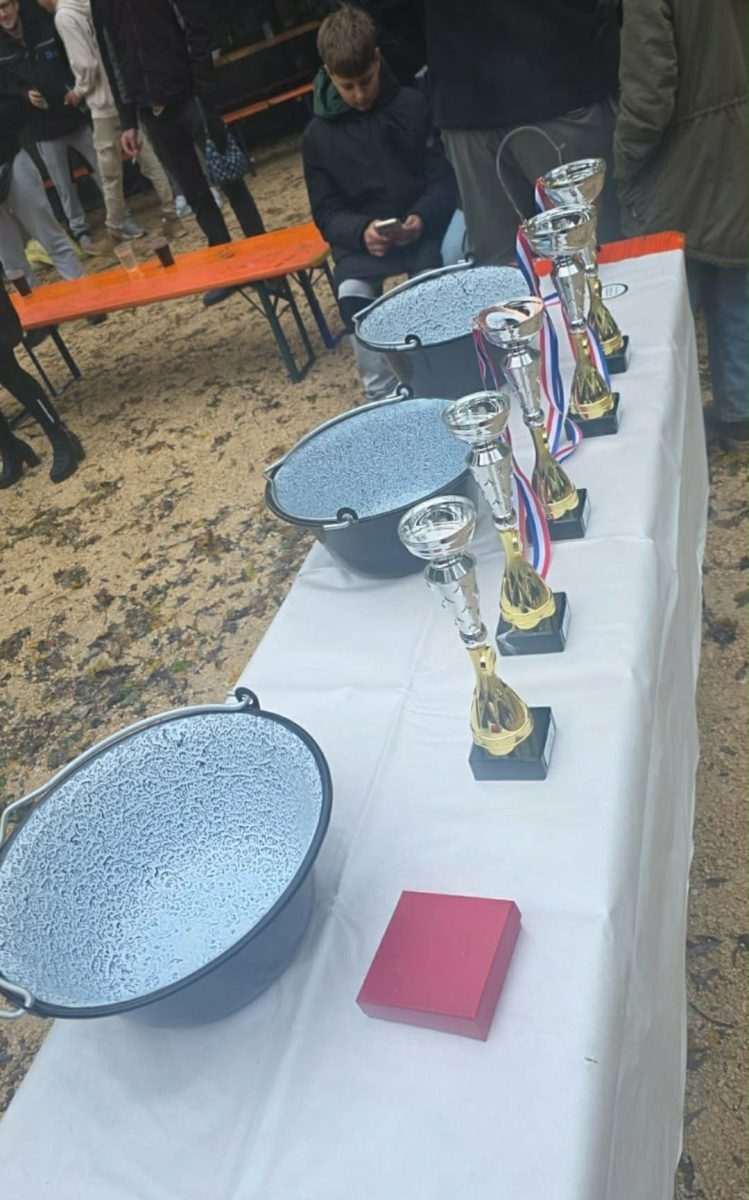UNATOČ LOŠEM VREMENU: Fišijada Bodenskih gurmana okupila brojne ekipe i ljubitelje dobrog fiša UNATOČ LOŠEM VREMENU: Fišijada Bodenskih gurmana okupila brojne ekipe i ljubitelje dobrog fiša