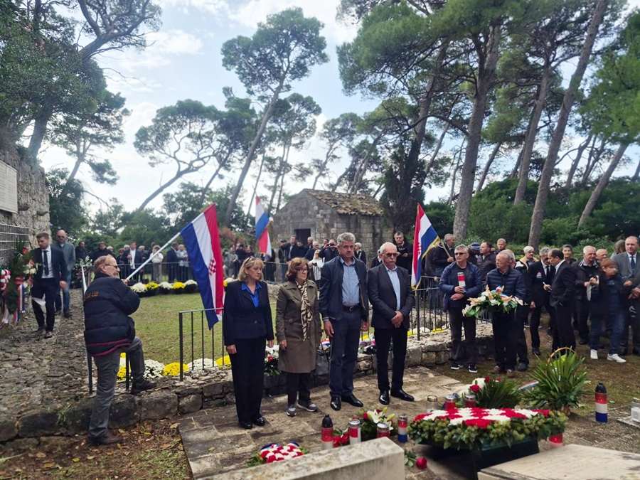 Odana počast ubijenim hrvatskim žrtvama na otočiću Daksa 1944. godine / Foto: Hina