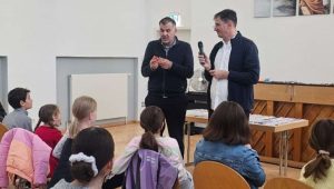 HRVATI U STUTTGARTU PRIKUPILI 17.250 € ZA UGANDU: Bili su dirnuti i bez riječi nakon susreta s don Jakoslavom Banićem - pomoć se i dalje prikuplja Fra Ivica Erceg i don Jakoslav Banić / Foto: HKZ Stuttgart (uz dopuštenje fra Ivice Ercega)