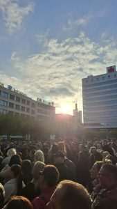 (VIDEO) DILJEM SVIJETA ODJEKUJE NJEGOV GLAS: Od Halida Bešlića oprašta se Frankfurt, Heilbronn, Stuttgart, Hamburg...