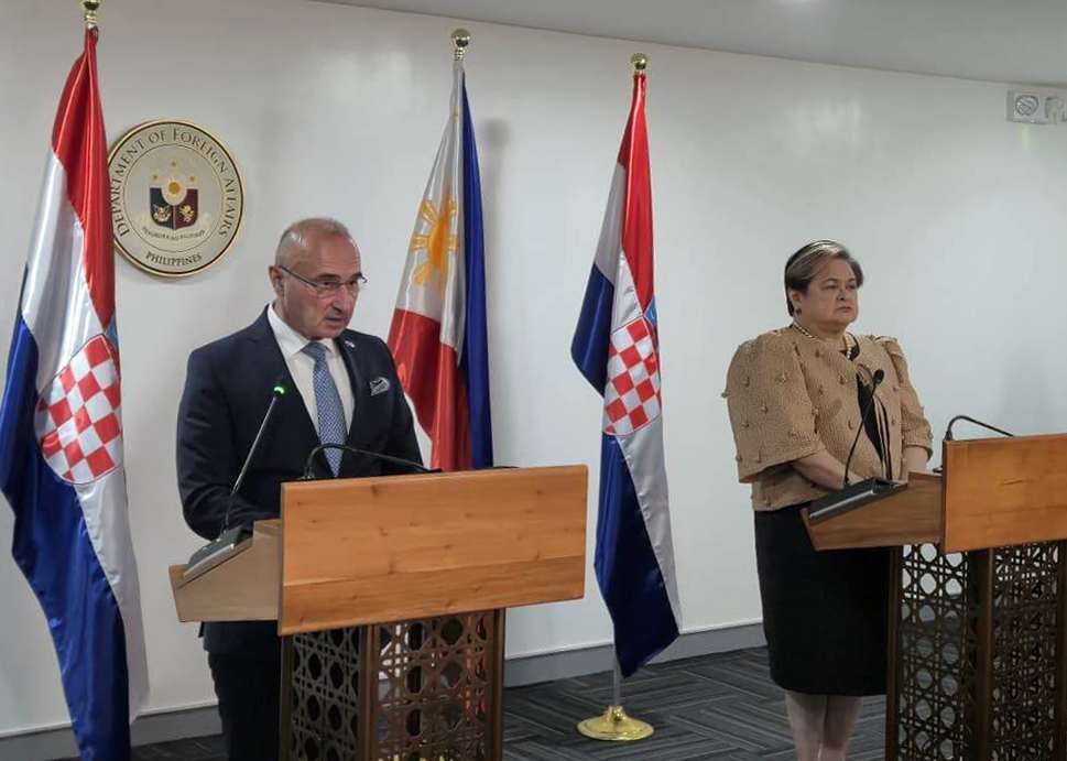 GRLIĆ RADMAN U MANILI: Filipinski radnici možda najvrjedniji aspekt našeg odnosa Gordan Grliæ Radman i filipinska ministrica vanjskih poslova Theresa Lazaro / Foto: Hina