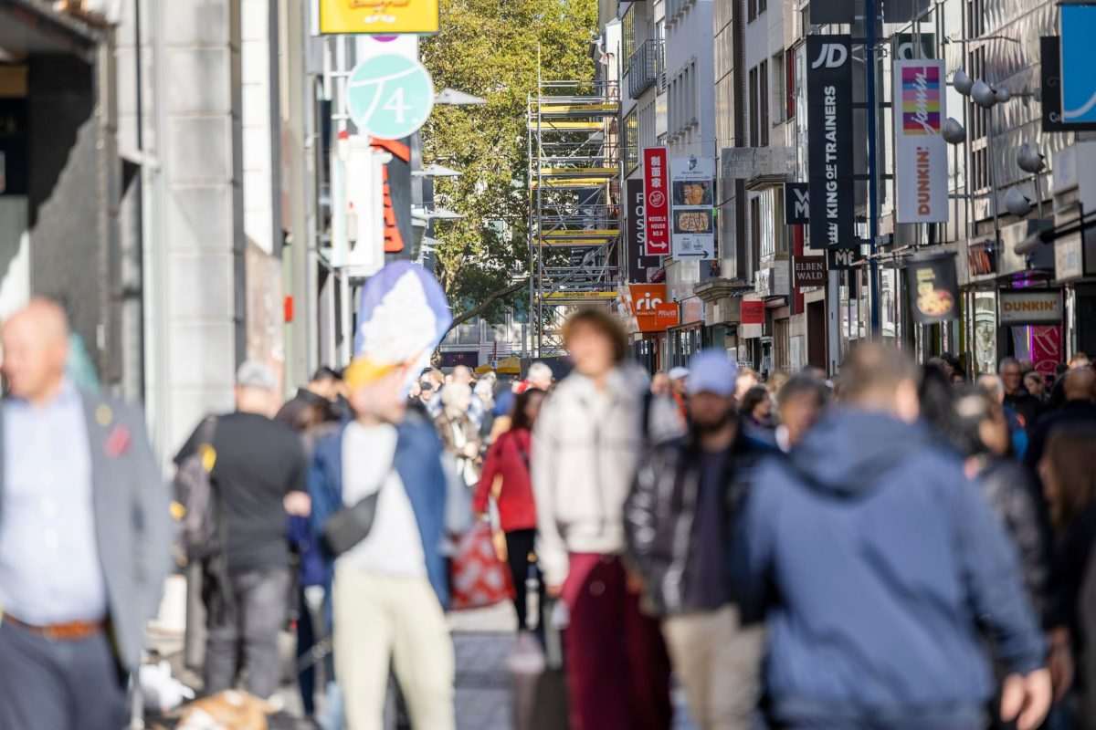 Ljudi na ulici/ Foto: Thomas Banneyer/dpa