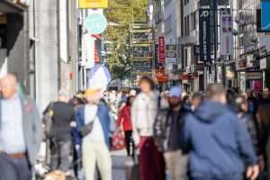 Ljudi na ulici/ Foto: Thomas Banneyer/dpa