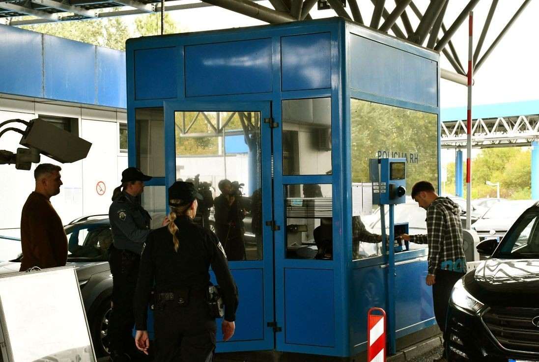 POČELA NOVA ERA NA GRANICAMA: Umjesto pečata – skeneri i kamere! Putnici zbunjeni, policija objašnjava nova pravila