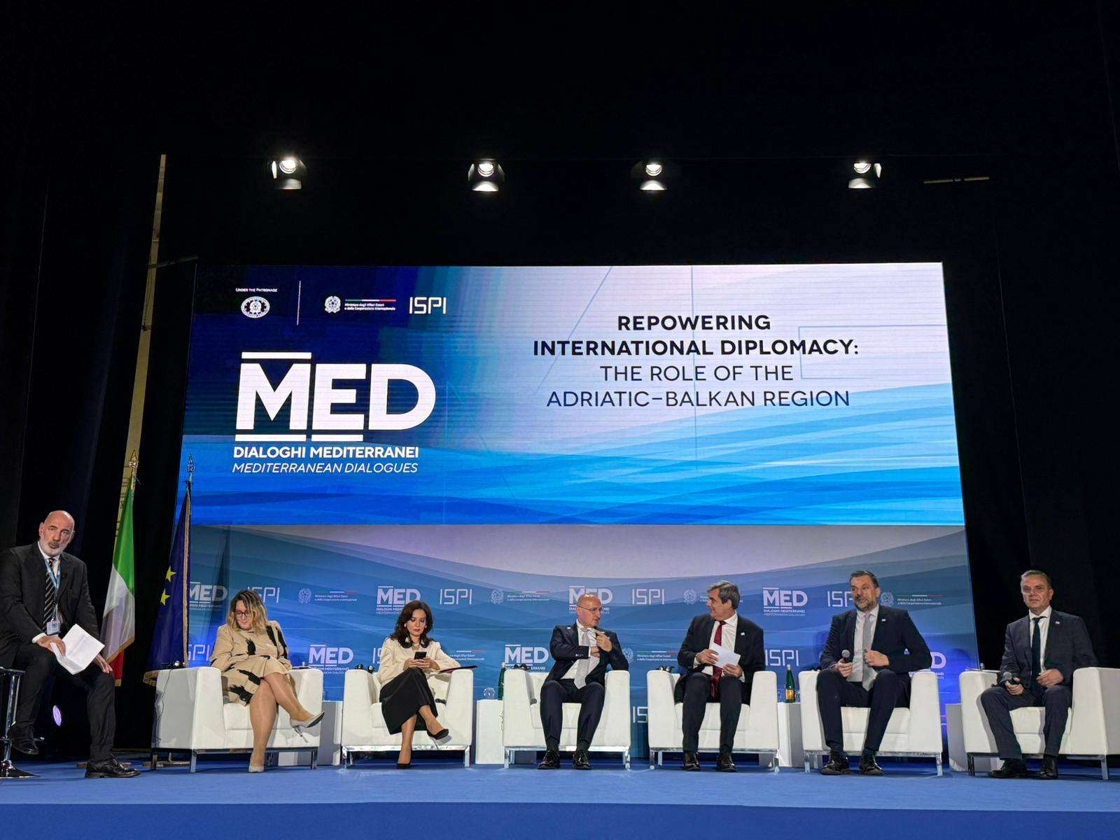 KONFERENCIJA "MEDITERRANEAN DIALOGUES": Ministar Grlić Radman govorio o europskom jedinstvu i aktivnoj ulozi Hrvatske na Mediteranu Konferencija "Mediterranean Dialogues" (MED) u Napulju / Foto: MVEP