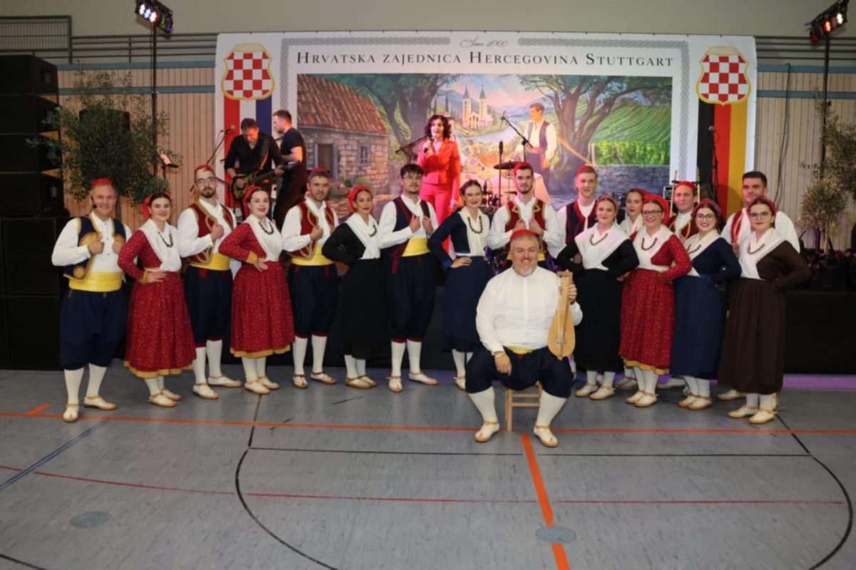 SNAŽNE PORUKE S HERCEGOVAČKE VEČERI U FILDERSTADTU KOD STUTTGARTA: Hercegovinu nismo mukte dobili, čuvajmo je, budimo ponosni... Hercegovačka večer u Filderstadtu kod Stuttgarta / Foto: Fenix (Željko Cindrić)