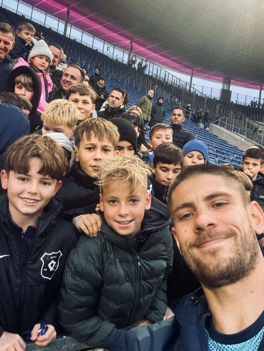 MLADI HRVATI IZ NJEMAČKE UPOZNALI SVOG IDOLA: Andrej Kramarić oduševio najmlađe navijače u Sinsheimu MLADI HRVATI IZ NJEMAČKE UPOZNALI SVOG IDOLA: Andrej Kramarić oduševio najmlađe navijače u Sinsheimu