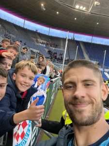 MLADI HRVATI IZ NJEMAČKE UPOZNALI SVOG IDOLA: Andrej Kramarić oduševio najmlađe navijače u Sinsheimu MLADI HRVATI IZ NJEMAČKE UPOZNALI SVOG IDOLA: Andrej Kramarić oduševio najmlađe navijače u Sinsheimu