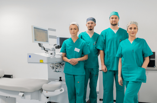 LASERSKI ILI UGRADNJOM LEĆE - UKLONITE GREŠKE VIDA U POLIKLINICI BILIĆ VISION U ZAGREBU Refraktivni kirurzi dr. Luka Bilić i dr. Branka Jurić Tomašević sa tehničarima / instrumentarima – tim stručnjaka za vaš jasan vid / Foto: Poliklinika Bilić Vision