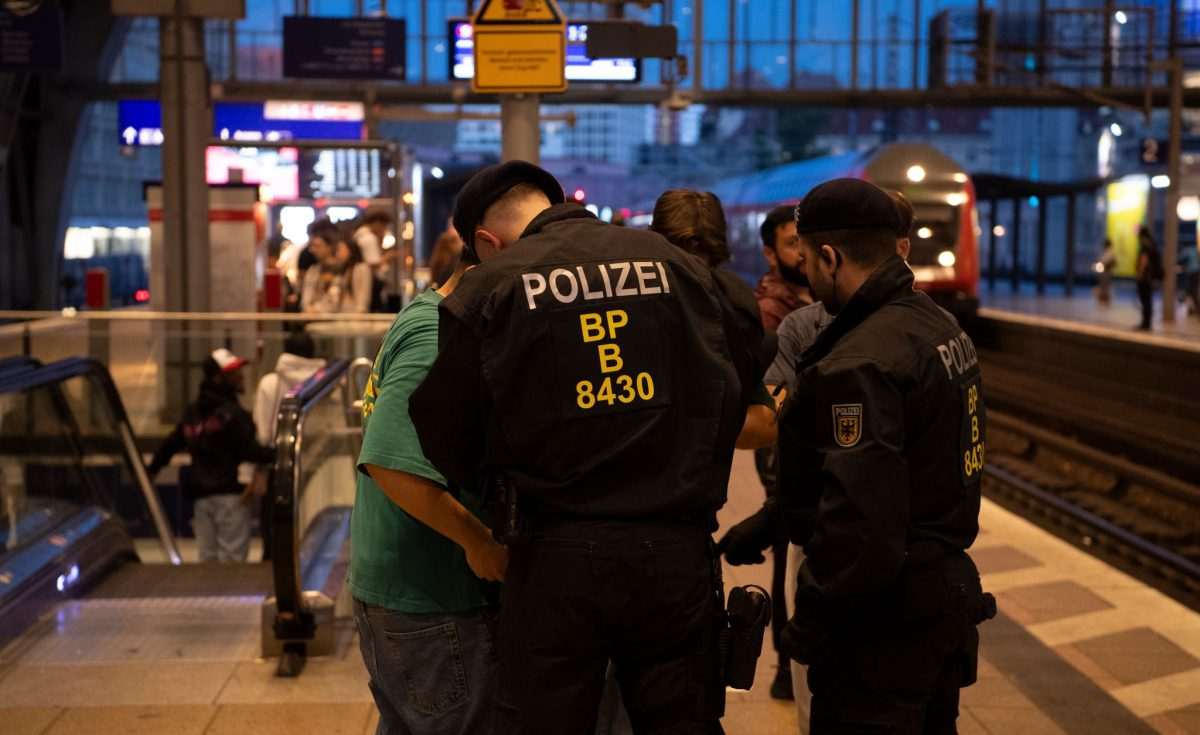 Policija/ Foto: Paul Zinken/dpa