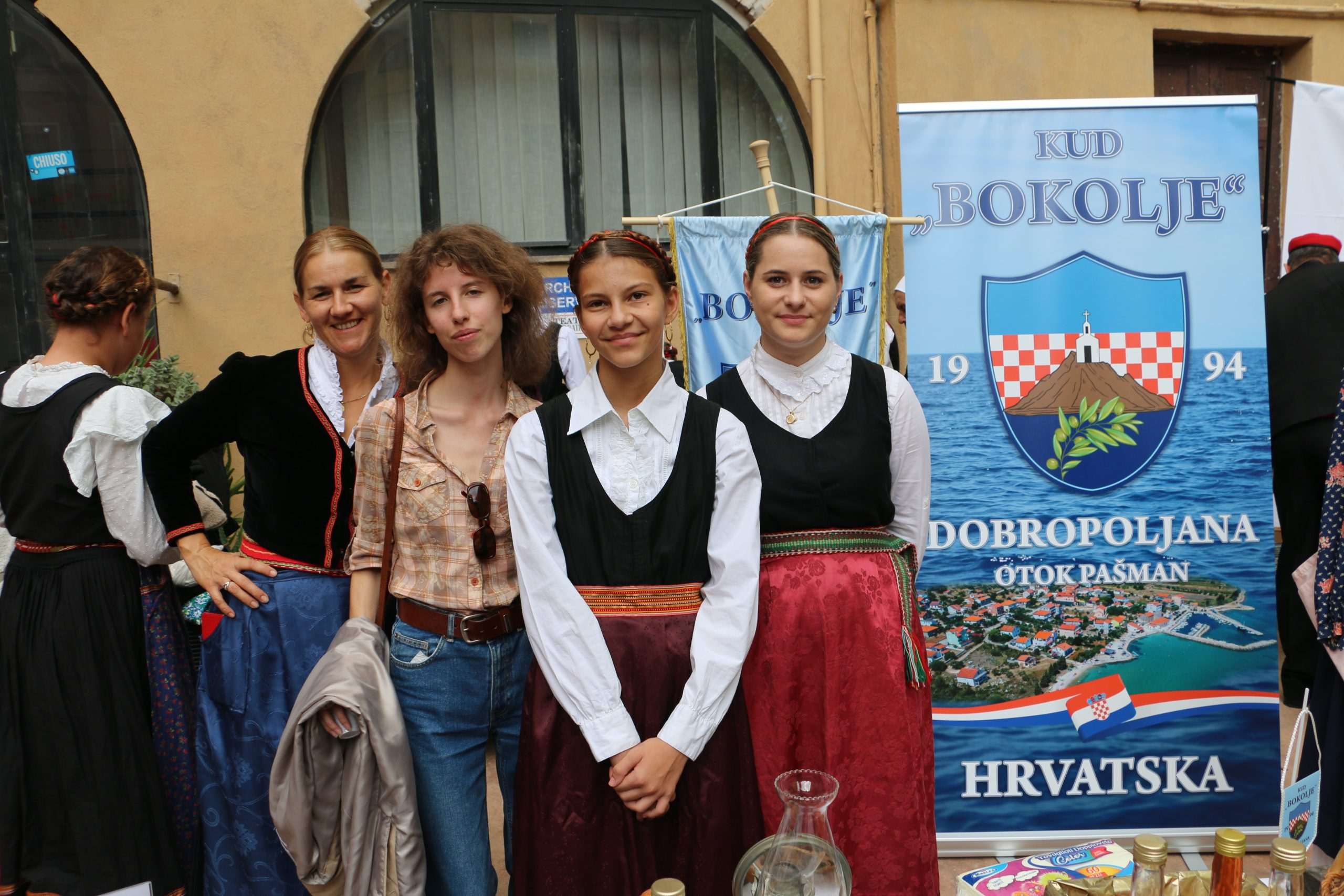 NARAV NAŠEG NARODA U SRCU RIMA: Hrvati pamte, čuvaju i pripovijedaju istinu o ljudima i mjestima od kojih su potekli Učiteljica Hrvatske nastave u Rimu s mladim folklorašima / Foto: Fenix (MD)