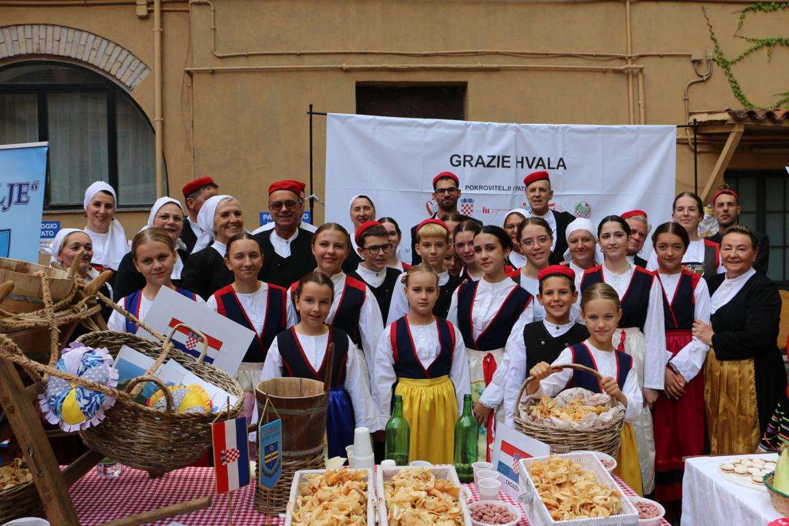 NARAV NAŠEG NARODA U SRCU RIMA: Hrvati pamte, čuvaju i pripovijedaju istinu o ljudima i mjestima od kojih su potekli Folkloraši "Sv. Roko" - Sv. Filip i Jakov / Foto: Fenix (MD)