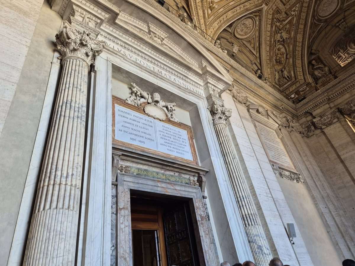 SVETA VRATA U VATIKANU: Znate li što predstavljaju, kakvo je porijeklo, kad se zatvaraju, što znači potpuni oprost... Sveta vrata na Bazilici svetog Petra / Foto: Fenix (MD)