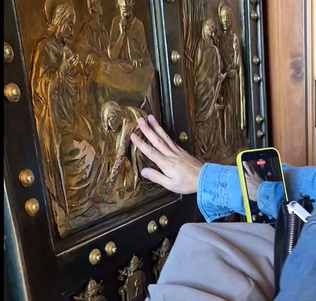 SVETA VRATA U VATIKANU: Znate li što predstavljaju, kakvo je porijeklo, kad se zatvaraju, što znači potpuni oprost... SVETA VRATA U VATIKANU: Znate li što predstavljaju, kakvo je porijeklo, kad se zatvaraju, što znači potpuni oprost...
