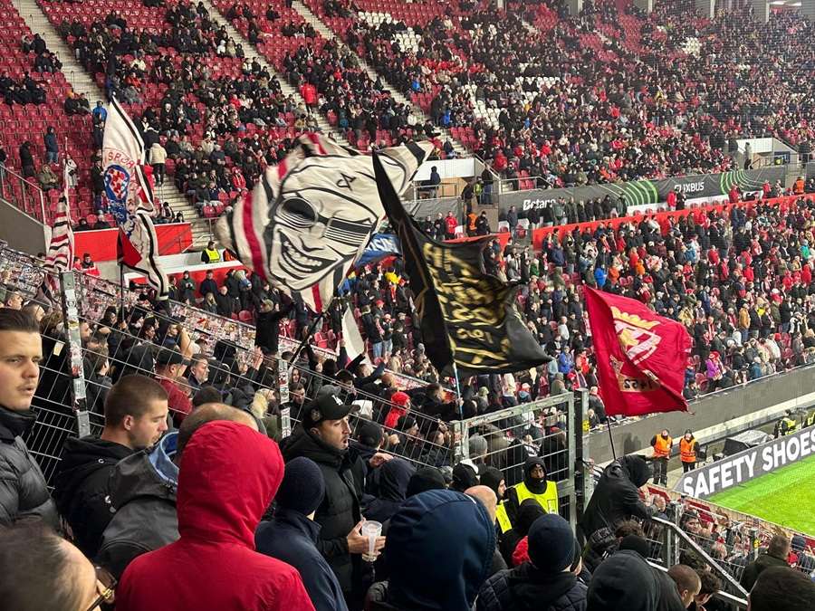 U MAINZU PREMINUO NAVIJAČ ZRINJSKOG: U Frankfurt-Niederradu skupina od 50 huligana napala navijače Zrinjskog Navijači Zrinjskog / Foto: Fenix (SIM)
