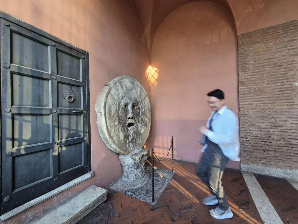 „USTA ISTINE“ I TEST: Ljudi dolaze iz cijeloga svijeta, čekaju kako bi "provjerili" lažu li i postali dio jedne priče koja traje stoljećima Ljudi iz cijeloga svijeta dolaze vidjeti Usta istine / Foto: Fenix (MD)
