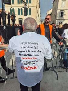 (FOTO) "ŠTO SE KRVLJU BRANI NE PUŠTA SE LAKO": Na Rivi održan prosvjed Torcide i udruga hrvatskih branitelja (FOTO) "ŠTO SE KRVLJU BRANI NE PUŠTA SE LAKO": Na Rivi održan prosvjed Torcide i udruga hrvatskih branitelja