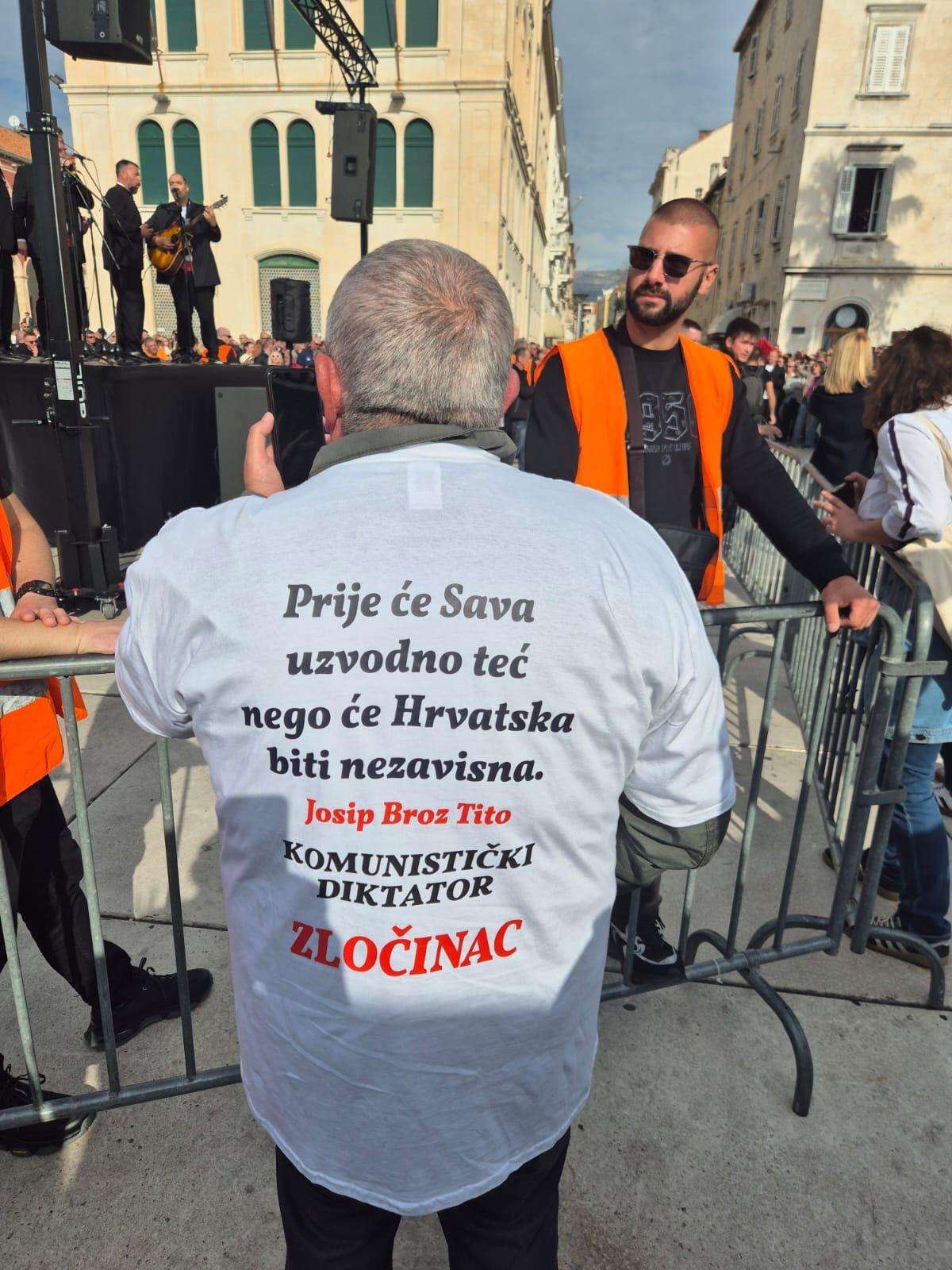 (FOTO) "ŠTO SE KRVLJU BRANI NE PUŠTA SE LAKO": Na Rivi održan prosvjed Torcide i udruga hrvatskih branitelja Splitska Riva / Foto: Fenix (Davor Puđa)