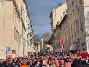 (FOTO) "ŠTO SE KRVLJU BRANI NE PUŠTA SE LAKO": Na Rivi održan prosvjed Torcide i udruga hrvatskih branitelja Splitska Riva / Foto: Fenix (Davor Puđa)