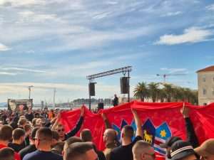 (FOTO) "ŠTO SE KRVLJU BRANI NE PUŠTA SE LAKO": Na Rivi održan prosvjed Torcide i udruga hrvatskih branitelja Splitska Riva / Foto: Fenix (Davor Puđa)