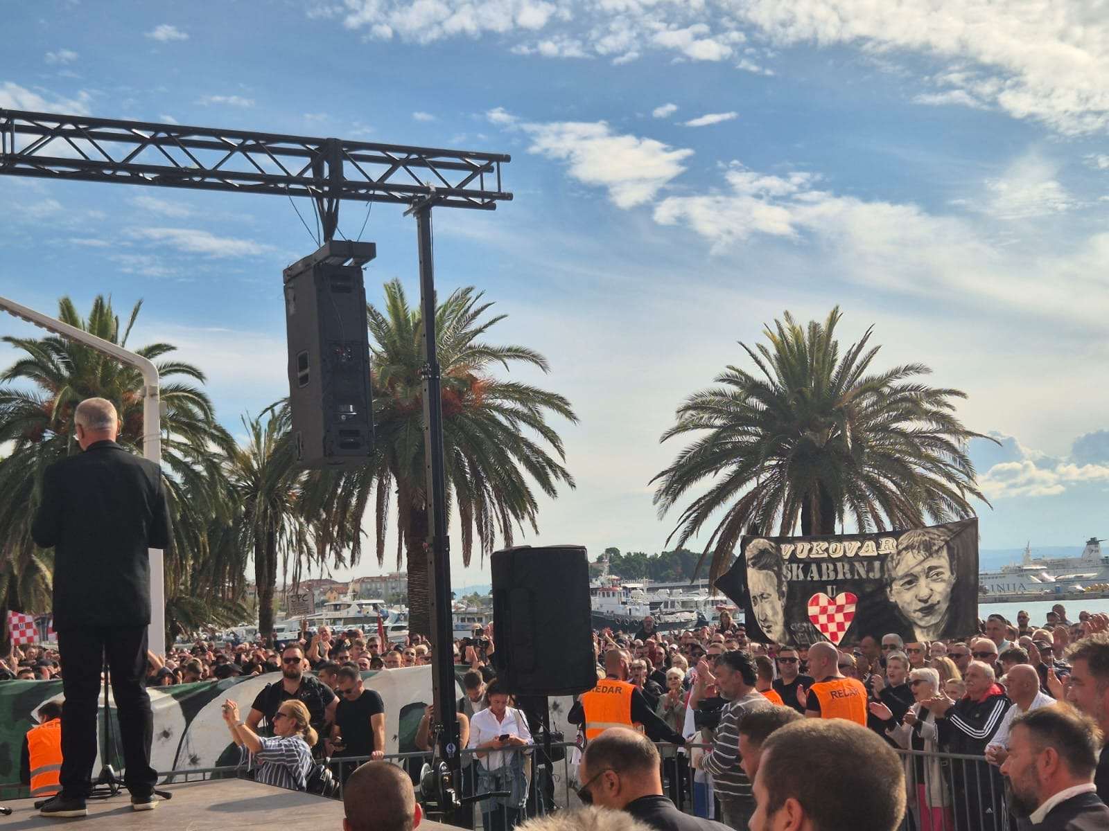 (FOTO) "ŠTO SE KRVLJU BRANI NE PUŠTA SE LAKO": Na Rivi održan prosvjed Torcide i udruga hrvatskih branitelja Splitska Riva / Foto: Fenix (Davor Puđa)