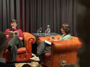 ČAKAVŠTINA U BEČU: Stihove predstavila pjesnikinja Evelina Rudan, a Trio gradišćanskih Hrvata svoj glazbeni pristup jeziku i tradiciji ČAKAVŠTINA U BEČU: Stihove predstavila pjesnikinja Evelina Rudan, a Trio gradišćanskih Hrvata svoj glazbeni pristup jeziku i tradiciji