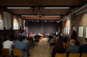 ČAKAVŠTINA U BEČU: Stihove predstavila pjesnikinja Evelina Rudan, a Trio gradišćanskih Hrvata svoj glazbeni pristup jeziku i tradiciji ČAKAVŠTINA U BEČU: Stihove predstavila pjesnikinja Evelina Rudan, a Trio gradišćanskih Hrvata svoj glazbeni pristup jeziku i tradiciji