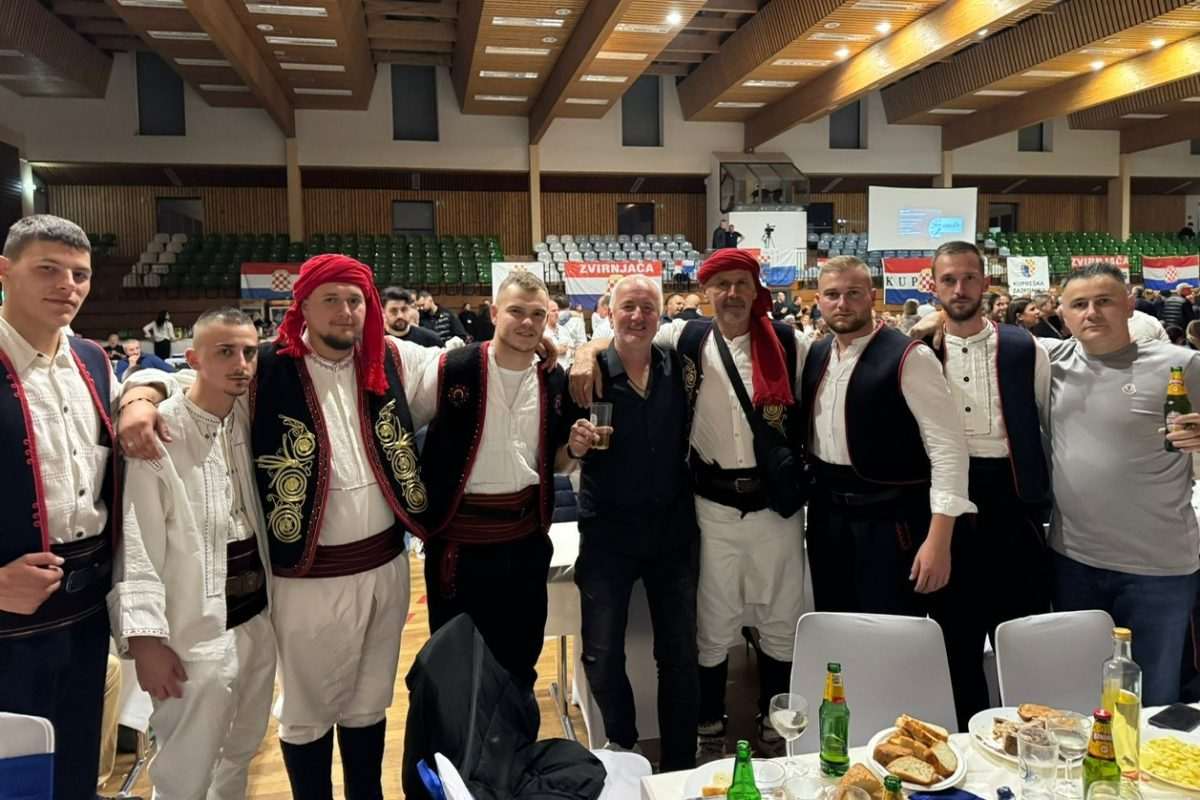 PRVA KUPREŠKA NOĆ U FRANKFURTU: Sanjam Stožer i cvjetna polja Kupresa… u pjesmi i srcima iseljenih Kuprešaka PRVA KUPREŠKA NOĆ U FRANKFURTU: Sanjam Stožer i cvjetna polja Kupresa… u pjesmi i srcima iseljenih Kuprešaka