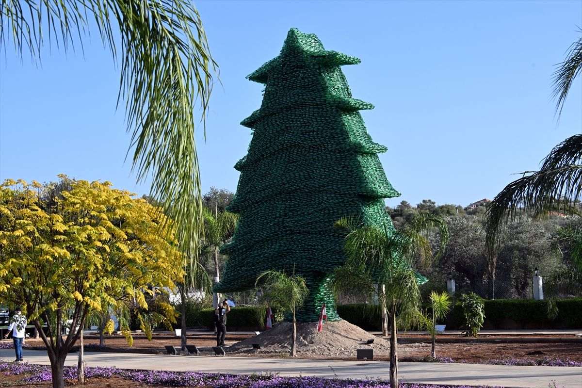 SVJETSKI REKORD: Od 450.000 recikliranih boca libanonska aktivistica sagradila 10 metara visoko stablo cedra  