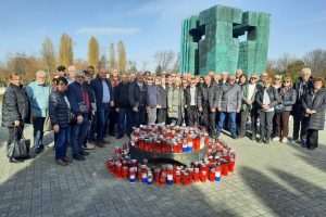 NIKAD NE ZABORAVITI: Hrvatski branitelji i članovi HVIDRE s juga Hrvatske poklonili se žrtvama Vukovara NIKAD NE ZABORAVITI: Hrvatski branitelji i članovi HVIDRE s juga Hrvatske poklonili se žrtvama Vukovara