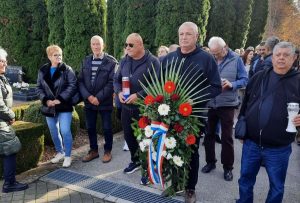 NIKAD NE ZABORAVITI: Hrvatski branitelji i članovi HVIDRE s juga Hrvatske poklonili se žrtvama Vukovara NIKAD NE ZABORAVITI: Hrvatski branitelji i članovi HVIDRE s juga Hrvatske poklonili se žrtvama Vukovara