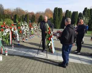 NIKAD NE ZABORAVITI: Hrvatski branitelji i članovi HVIDRE s juga Hrvatske poklonili se žrtvama Vukovara NIKAD NE ZABORAVITI: Hrvatski branitelji i članovi HVIDRE s juga Hrvatske poklonili se žrtvama Vukovara