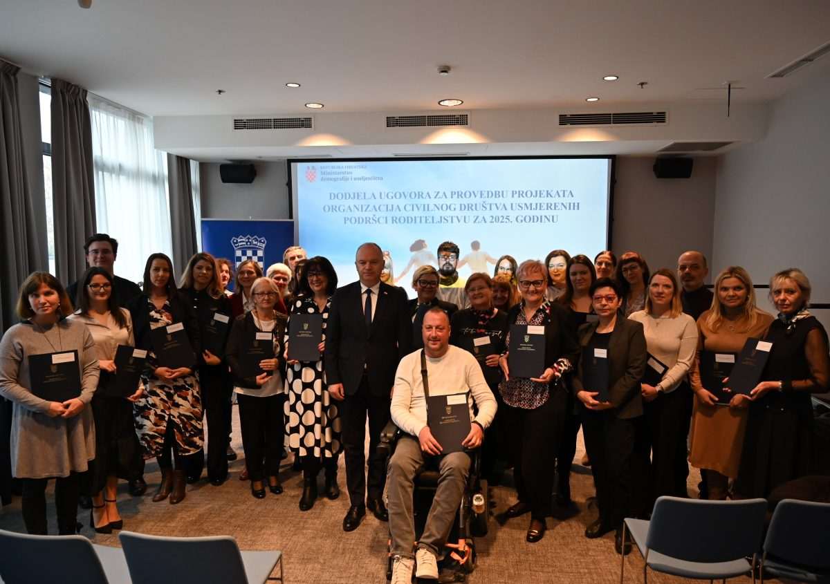 Popisivanje ugovora/ Foto: Ministarstvo demografije i useljeništva