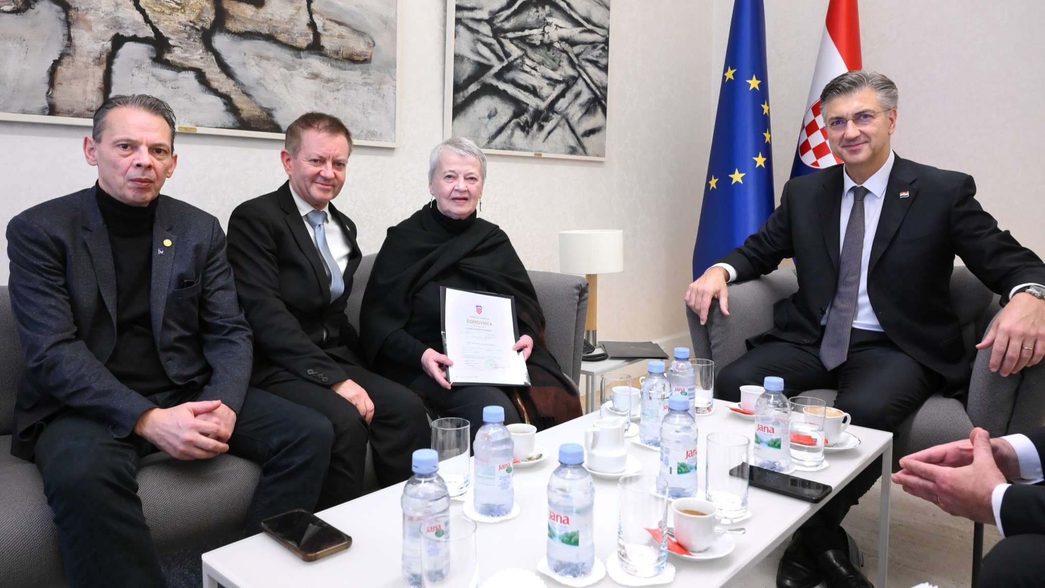 U ZNAK ZAHVALNOSTI: Premijer Plenković dodijelio hrvatsko državljanstvo heroju Vukovara Jean-Michelu Nicolieru i njegovoj majci Lyliane Fournier U ZNAK ZAHVALNOSTI: Premijer Plenković dodijelio hrvatsko državljanstvo heroju Vukovara Jean-Michelu Nicolieru i njegovoj majci Lyliane Fournier