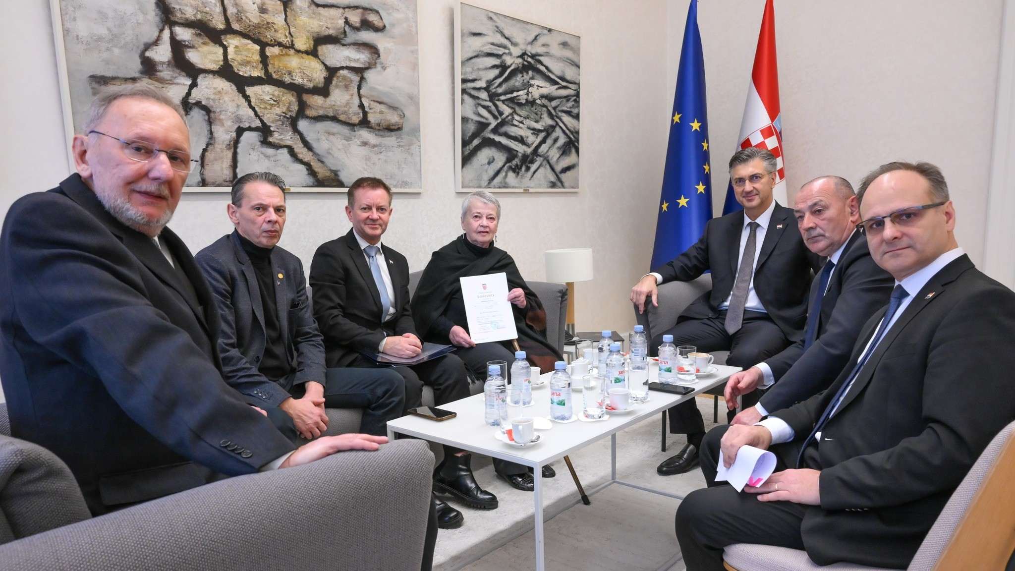 U ZNAK ZAHVALNOSTI: Premijer Plenković dodijelio hrvatsko državljanstvo heroju Vukovara Jean-Michelu Nicolieru i njegovoj majci Lyliane Fournier U ZNAK ZAHVALNOSTI: Premijer Plenković dodijelio hrvatsko državljanstvo heroju Vukovara Jean-Michelu Nicolieru i njegovoj majci Lyliane Fournier