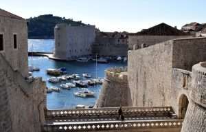 (FOTO) DUBROVNIK: Dubrovačke zidine, duljine 1940 metara, od početka godine obišlo 820 tisuća posjetitelja (FOTO) DUBROVNIK: Dubrovačke zidine, duljine 1940 metara, od početka godine obišlo 820 tisuća posjetitelja