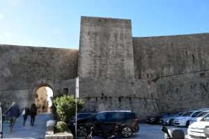 (FOTO) DUBROVNIK: Dubrovačke zidine, duljine 1940 metara, od početka godine obišlo 820 tisuća posjetitelja (FOTO) DUBROVNIK: Dubrovačke zidine, duljine 1940 metara, od početka godine obišlo 820 tisuća posjetitelja