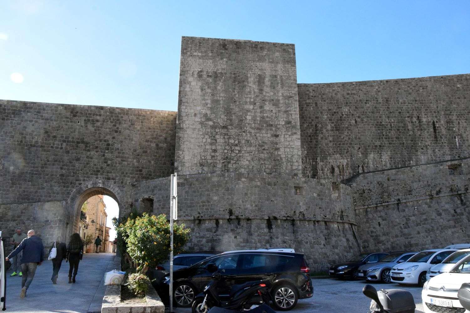 (FOTO) DUBROVNIK: Dubrovačke zidine, duljine 1940 metara, od početka godine obišlo 820 tisuća posjetitelja (FOTO) DUBROVNIK: Dubrovačke zidine, duljine 1940 metara, od početka godine obišlo 820 tisuća posjetitelja