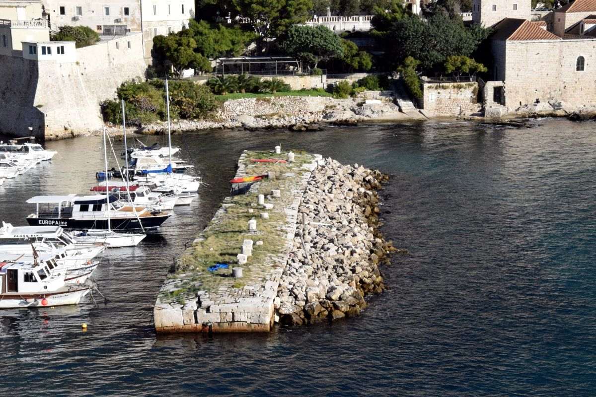 (FOTO) DUBROVNIK: Dubrovačke zidine, duljine 1940 metara, od početka godine obišlo 820 tisuća posjetitelja (FOTO) DUBROVNIK: Dubrovačke zidine, duljine 1940 metara, od početka godine obišlo 820 tisuća posjetitelja