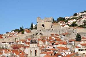 (FOTO) DUBROVNIK: Dubrovačke zidine, duljine 1940 metara, od početka godine obišlo 820 tisuća posjetitelja (FOTO) DUBROVNIK: Dubrovačke zidine, duljine 1940 metara, od početka godine obišlo 820 tisuća posjetitelja